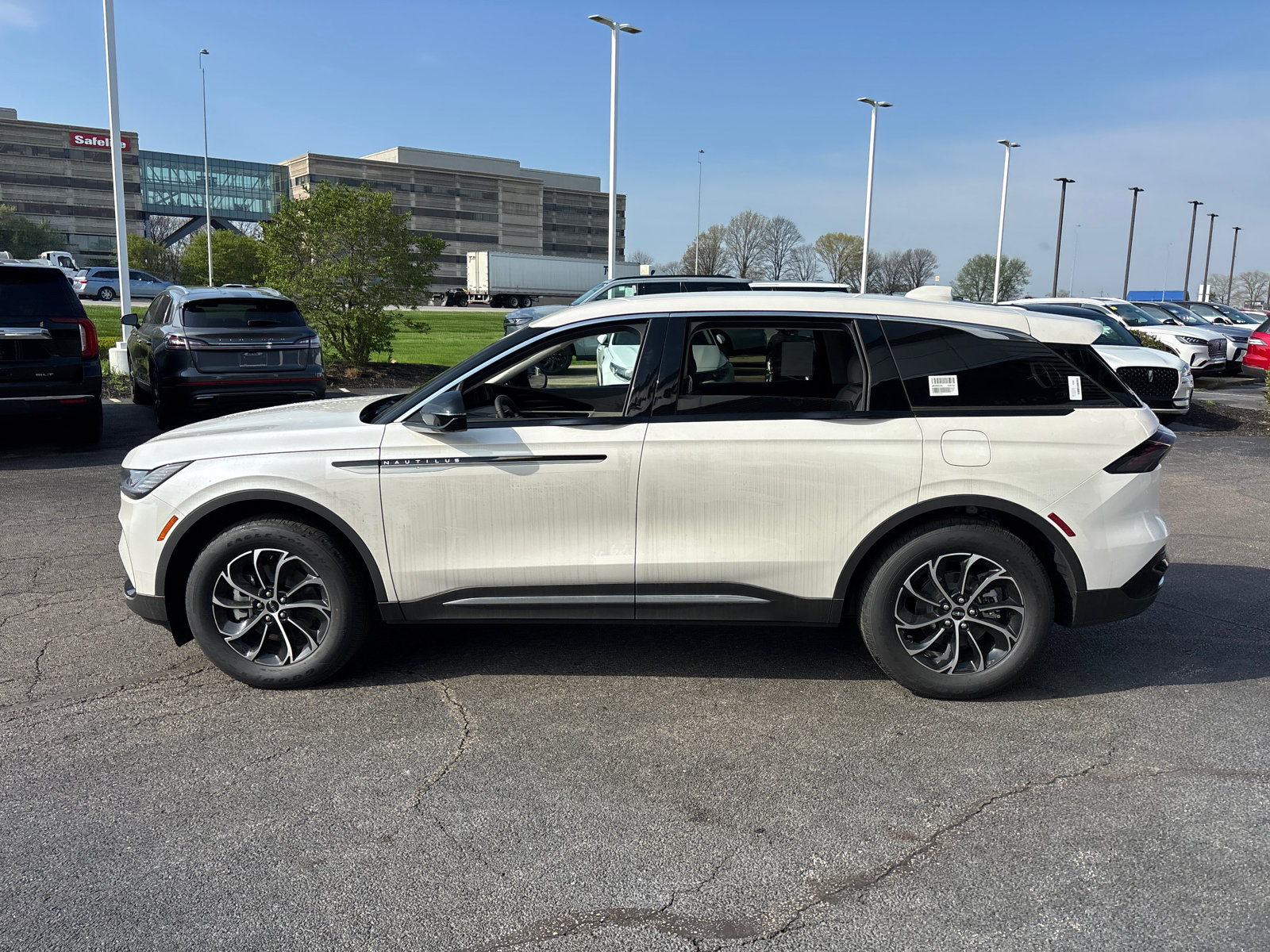 New 2026 Lincoln Nautilus Premier AWD/4WD image 4