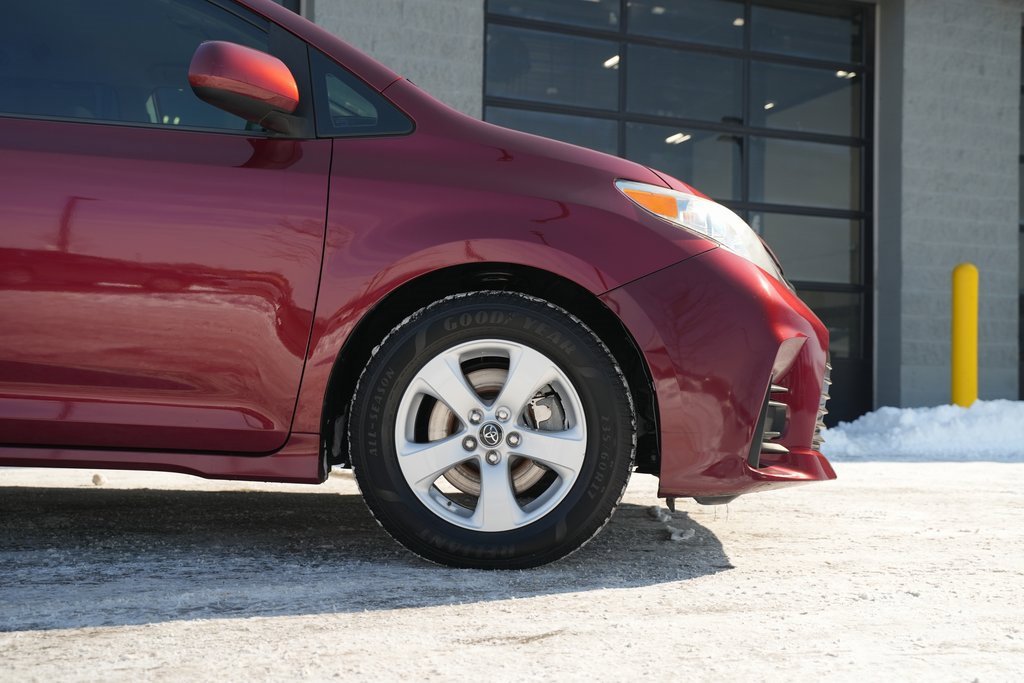 Used 2018 Toyota Sienna LE image 12