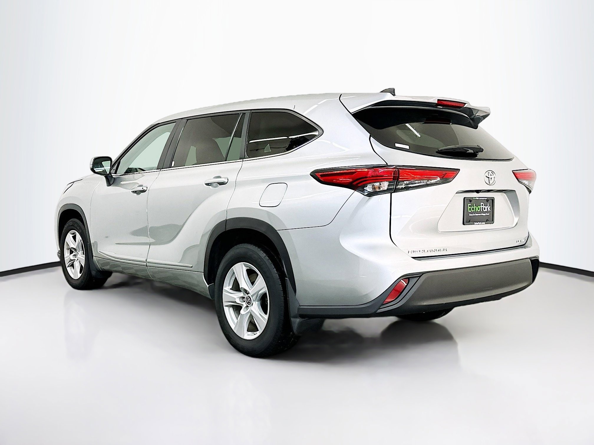 Used 2023 Toyota Highlander LE image 5