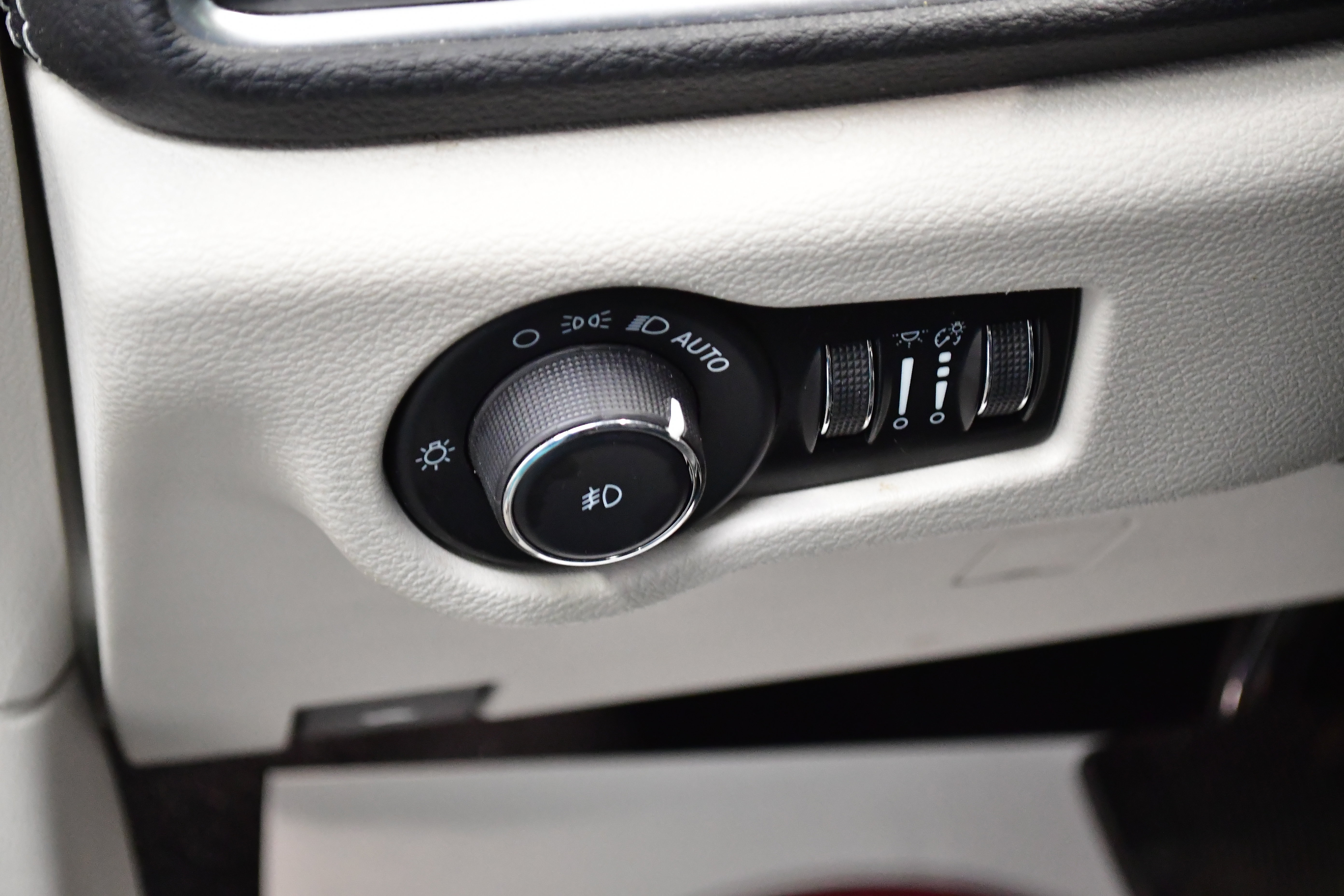 Used 2023 Chrysler Pacifica Limited FWD image 16