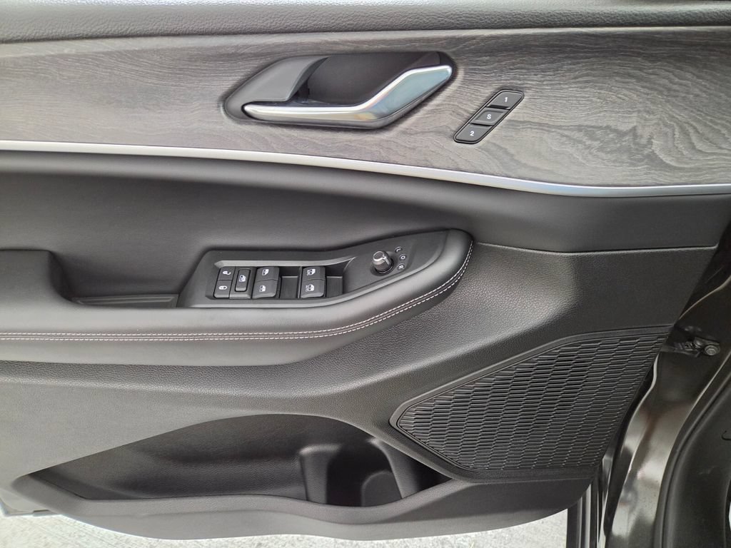Used 2024 Jeep Grand Cherokee Limited w/ Luxury Tech Group II RWD image 26