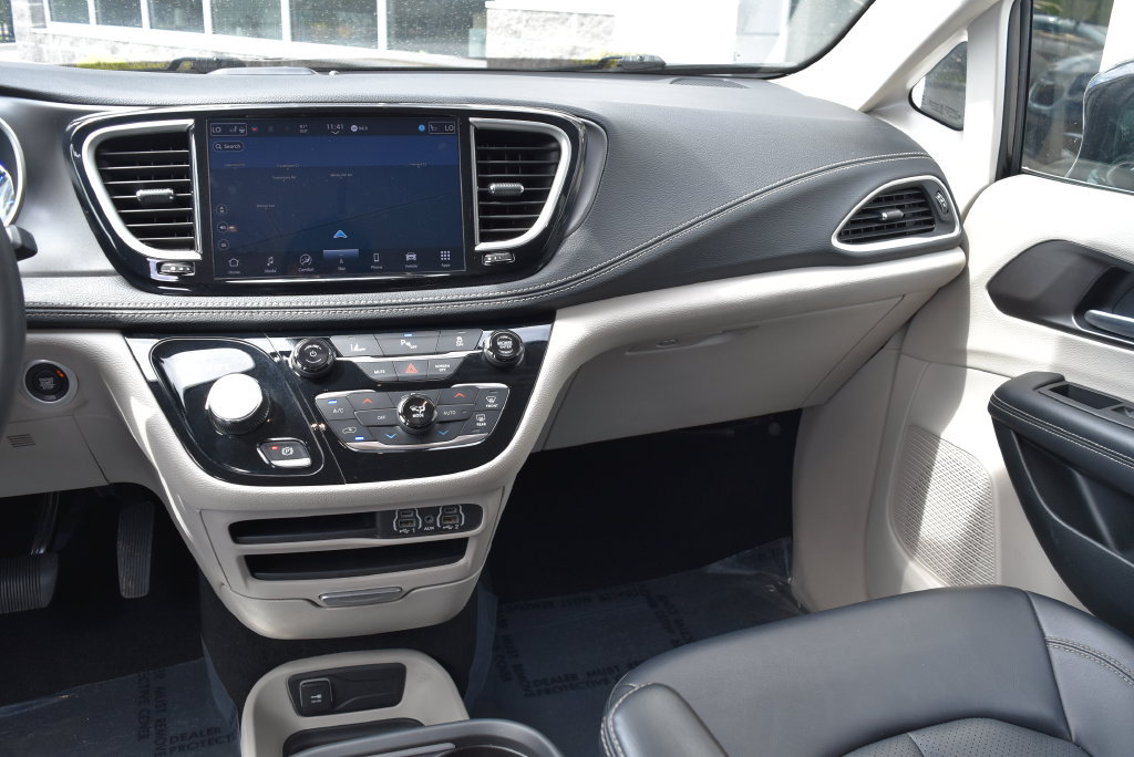 Used 2024 Chrysler Pacifica Limited FWD image 13