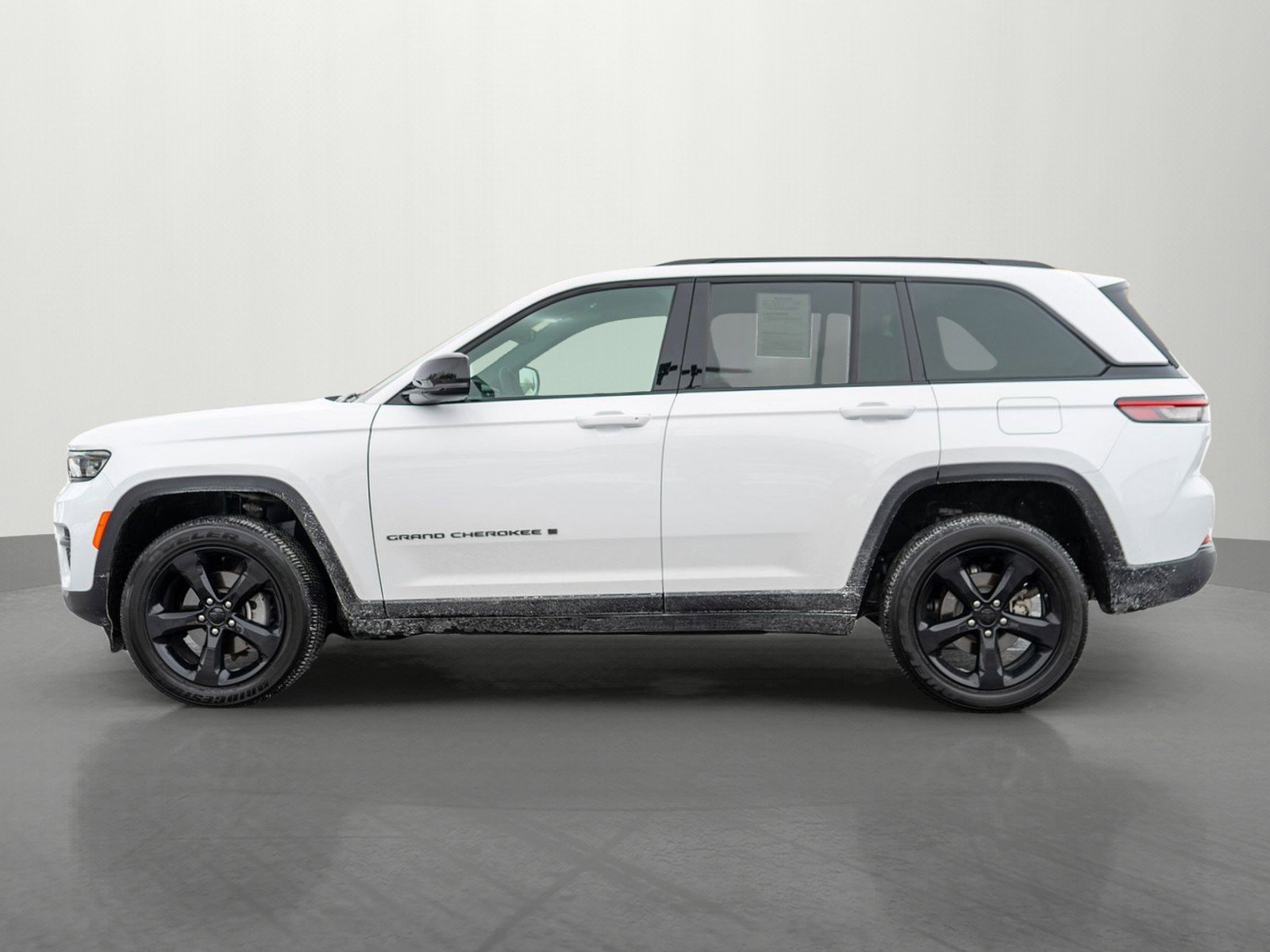 Used 2023 Jeep Grand Cherokee Altitude image 4
