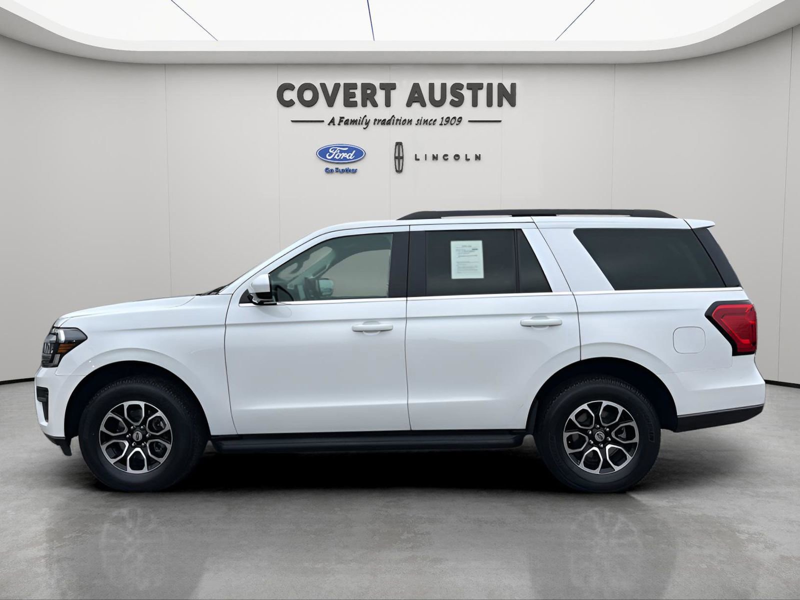 Used 2023 Ford Expedition XLT image 2