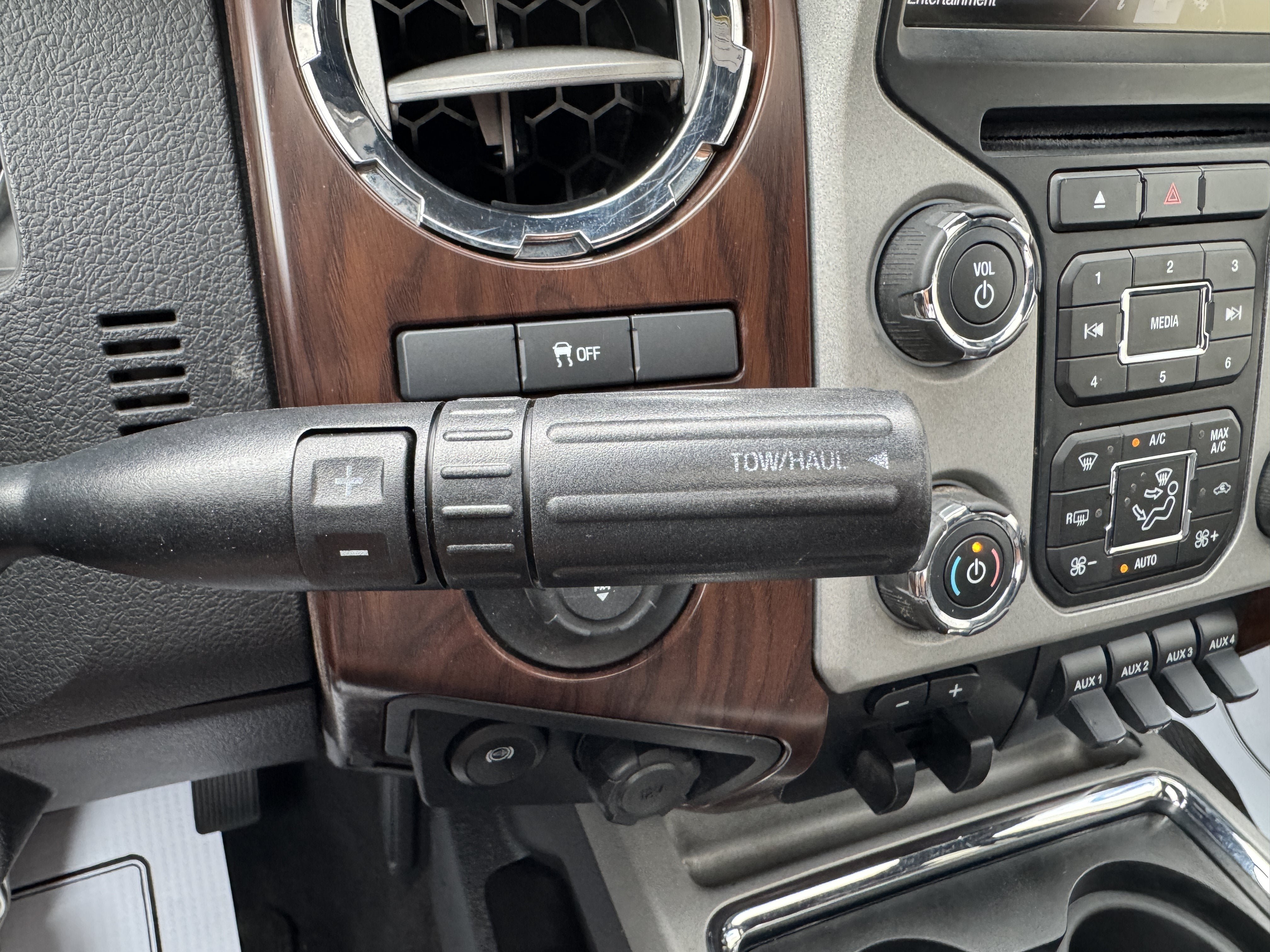 Used 2015 Ford F250 Lariat w/ Lariat Ultimate Package AWD/4WD image 23