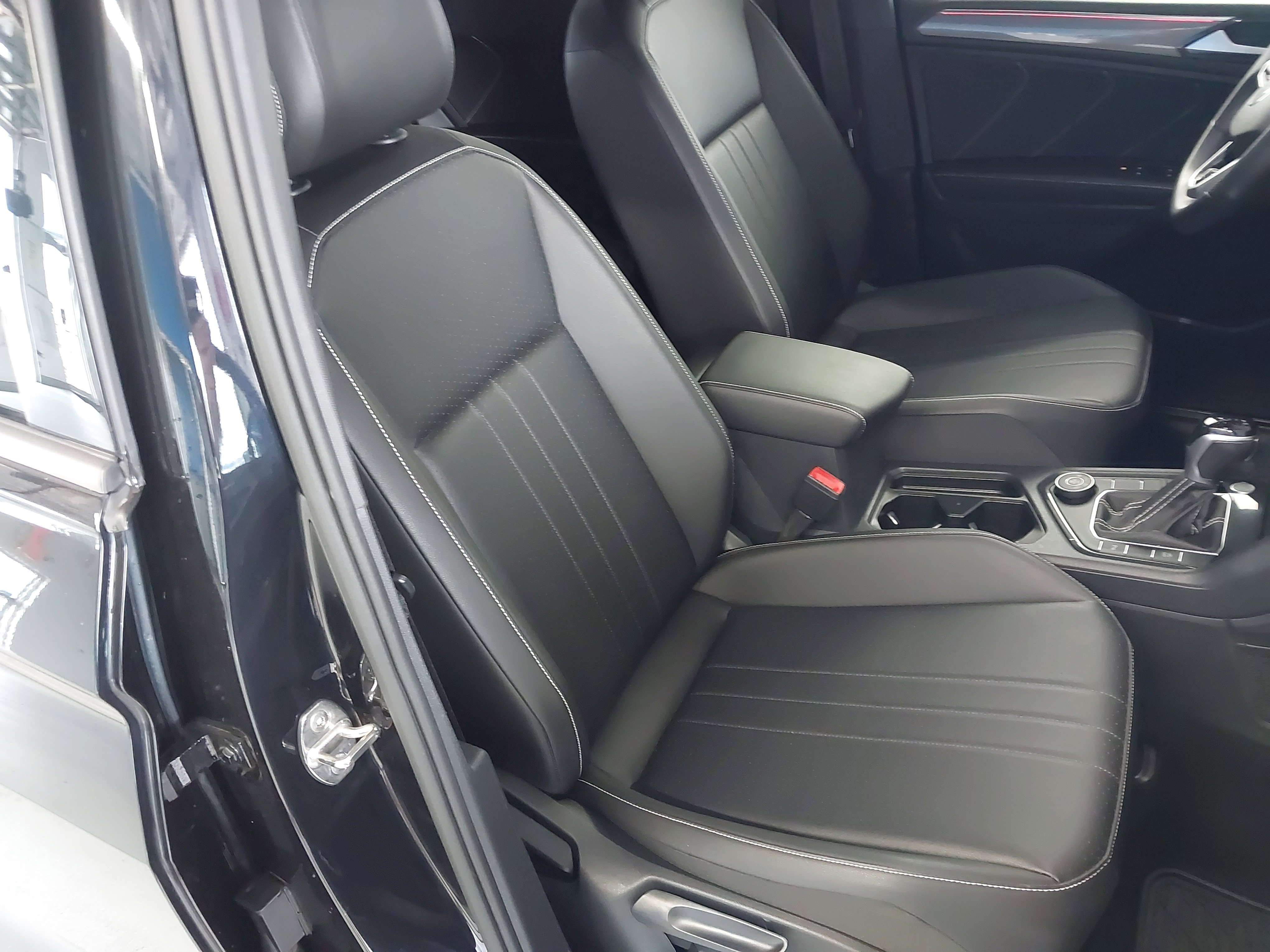 Used 2022 Volkswagen Tiguan SE R-Line image 27