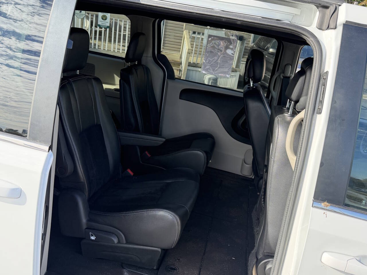 Used 2017 Dodge Grand Caravan SXT w/ Rear Park Assist Package FWD image 17