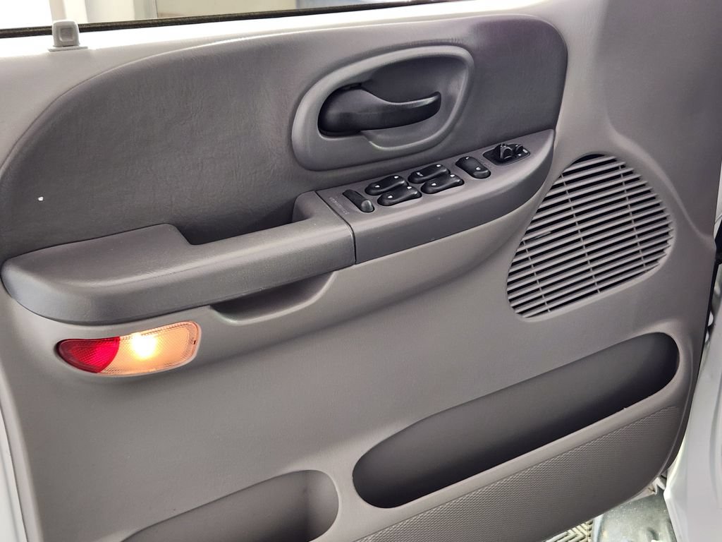 Used 2001 Ford F150 XLT AWD/4WD image 16