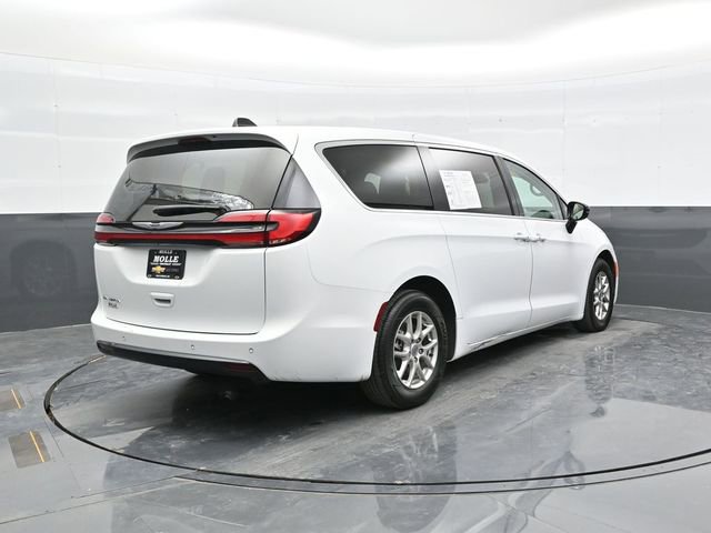 Used 2024 Chrysler Pacifica Touring-L image 6