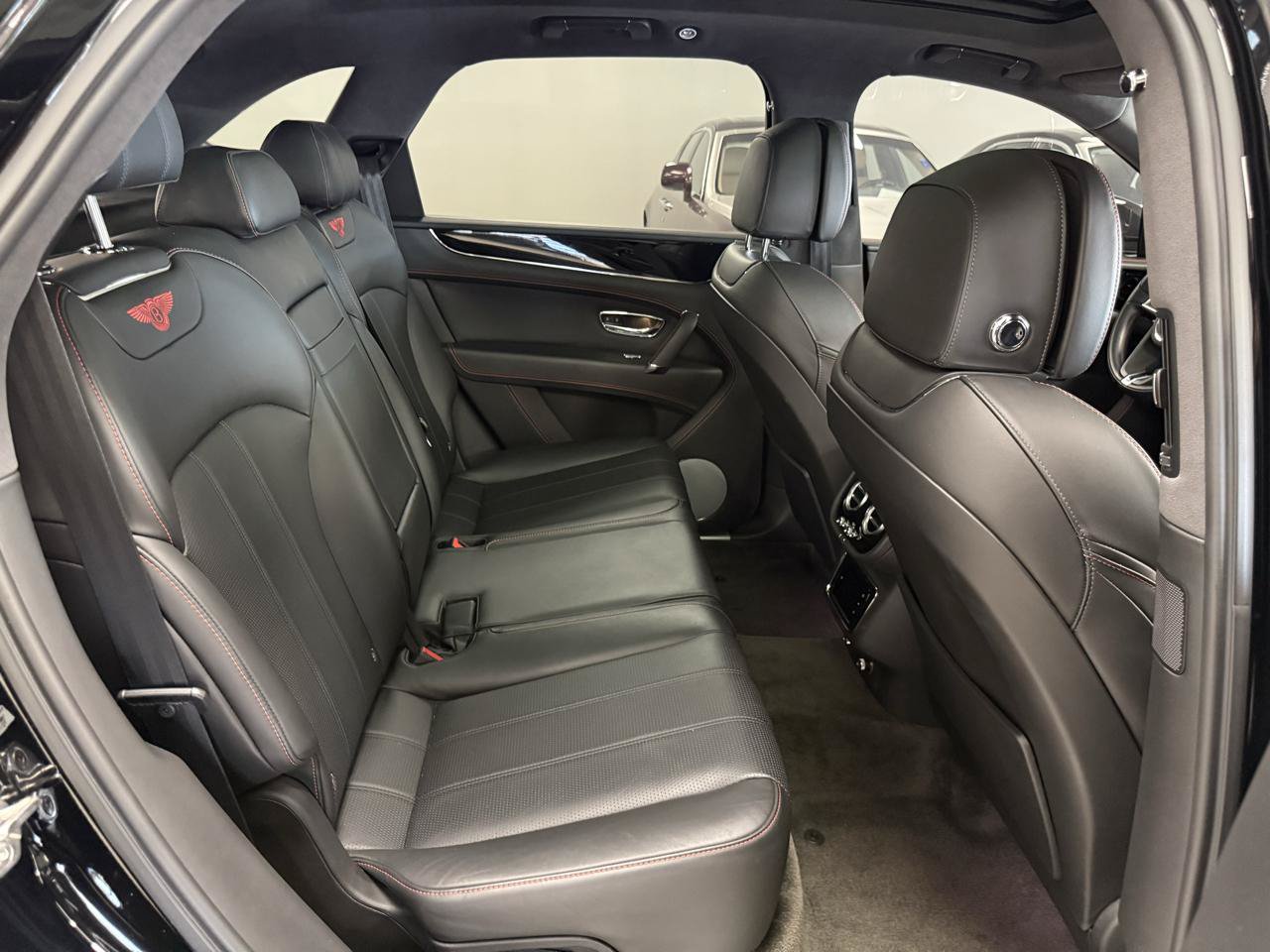 Used 2018 Bentley Bentayga AWD/4WD image 22