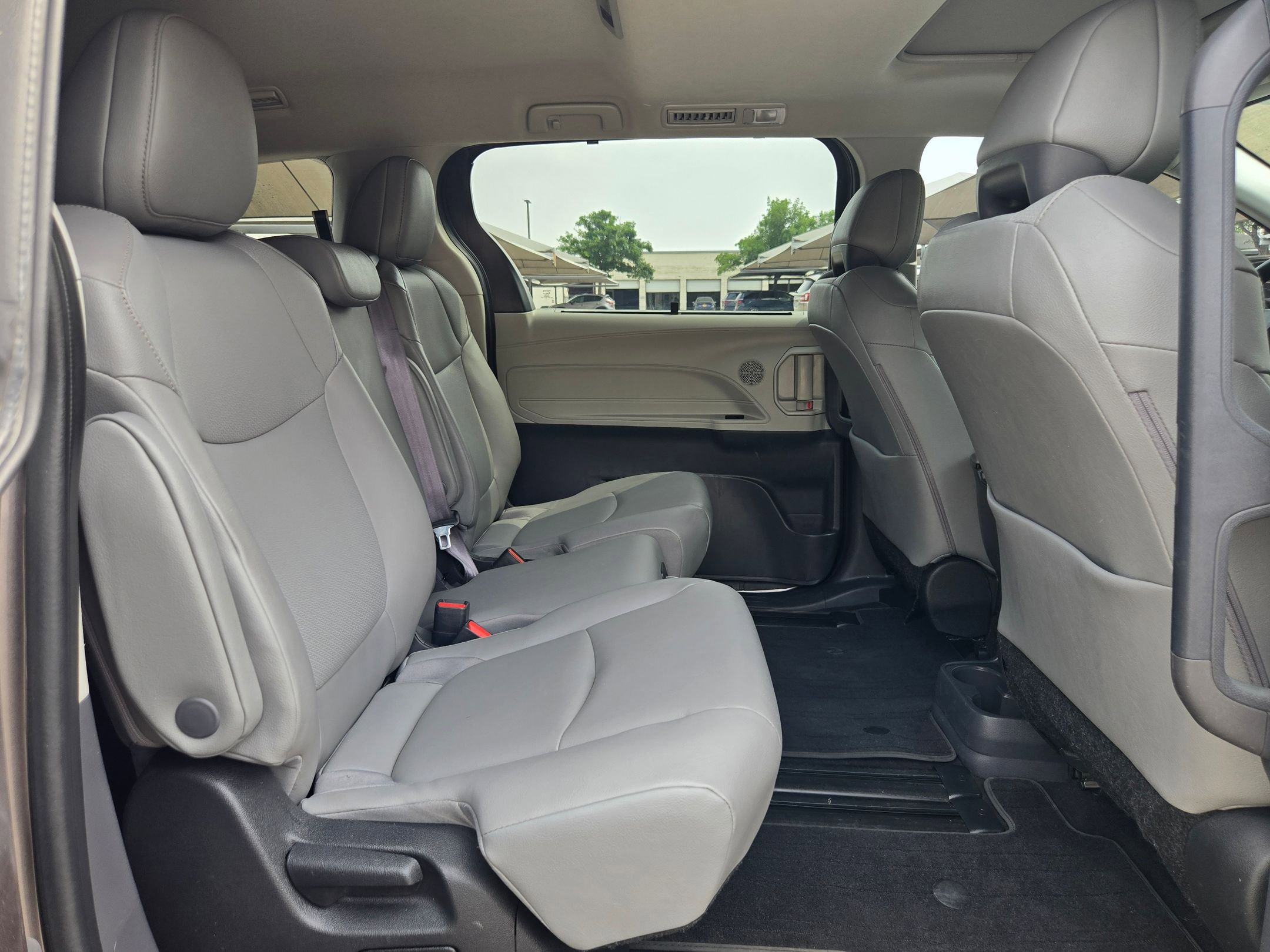 Used 2022 Toyota Sienna XLE FWD image 24
