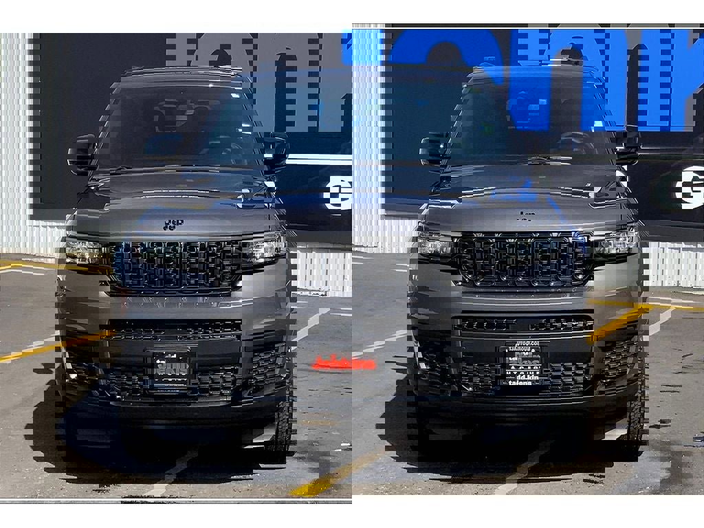 Used 2024 Jeep Grand Cherokee L Laredo image 3