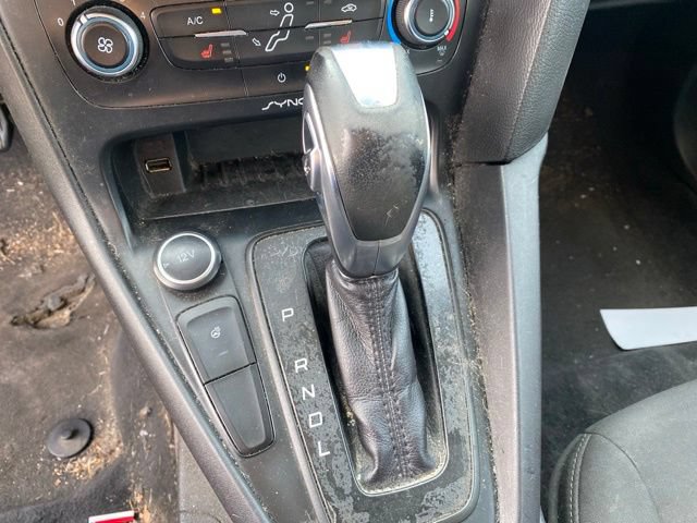 Used 2015 Ford Focus SE w/ SE Cold Weather Package FWD image 23