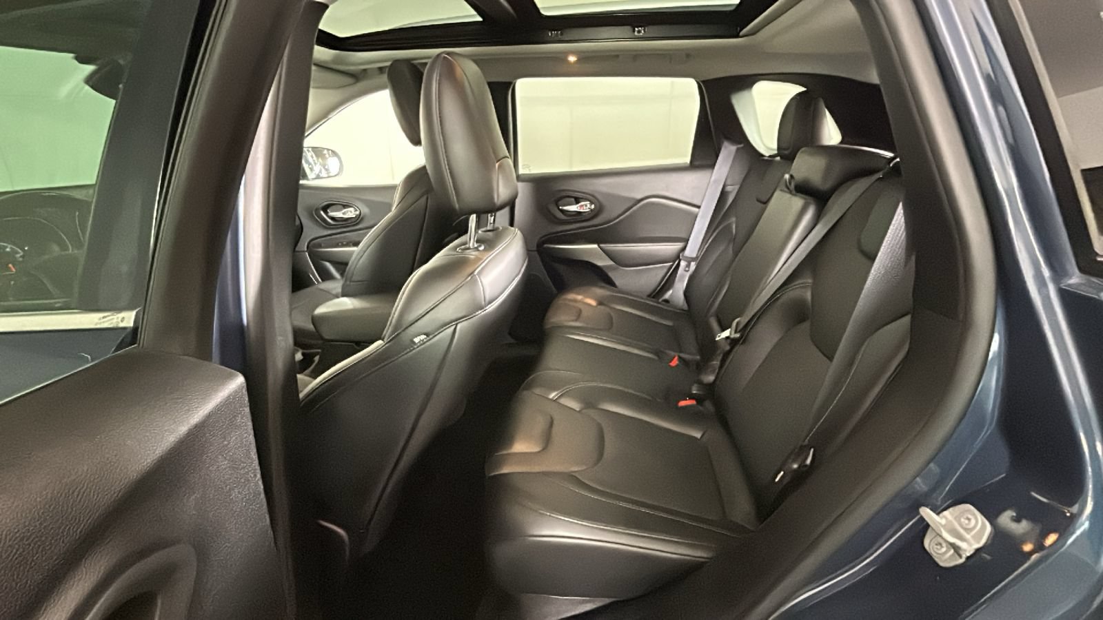Used 2021 Jeep Cherokee Limited AWD/4WD image 30