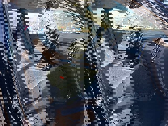 Used 2024 Volvo XC40 B5 Plus image 17