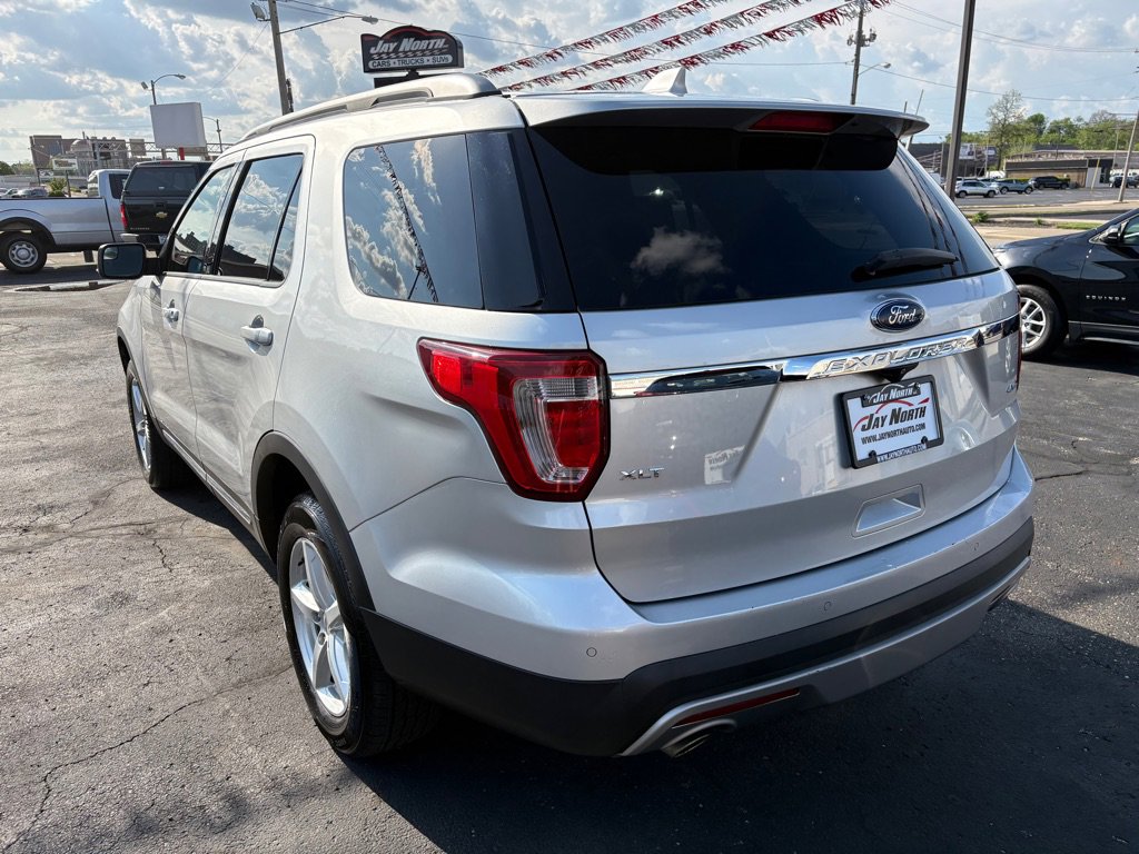 Used 2016 Ford Explorer XLT w/ Equipment Group 202A image 4