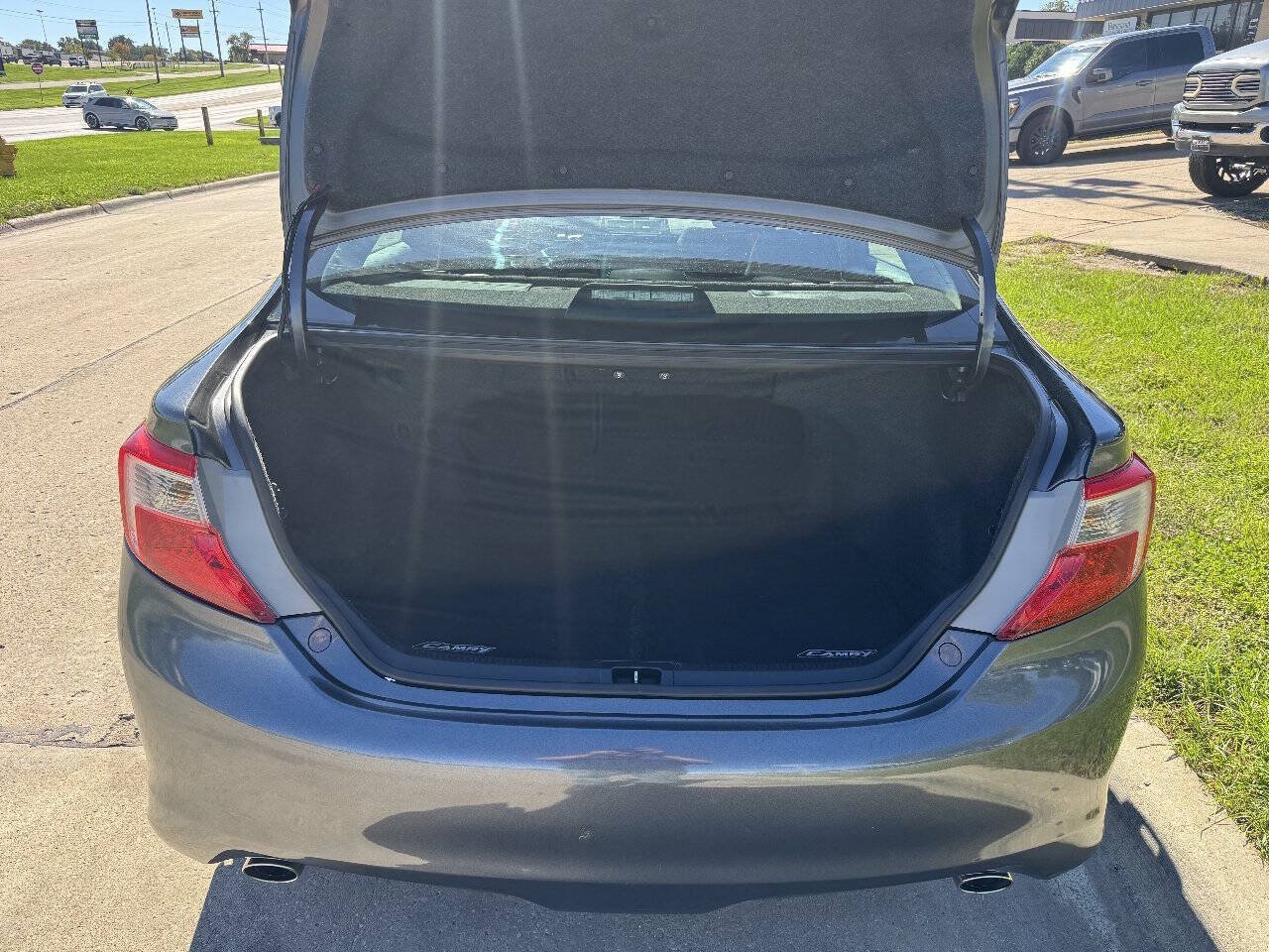Used 2012 Toyota Camry SE w/ Leather Pkg FWD image 10