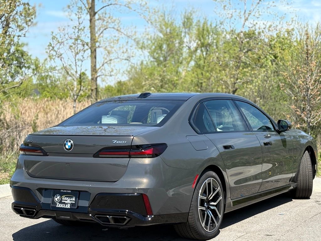 Used 2025 BMW 760i xDrive w/ Luxury Rear Seating Package image 6