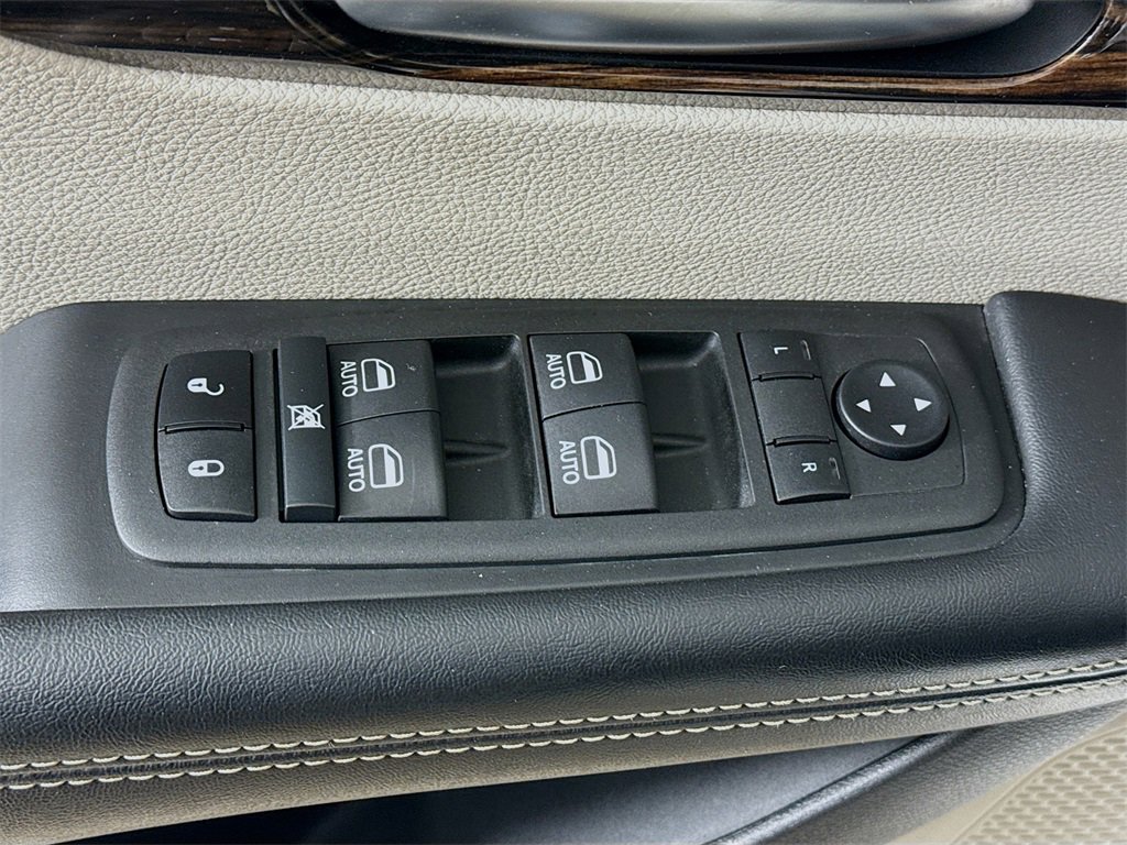 Used 2022 Chrysler Pacifica Limited w/ Uconnect Theater Family Group image 20