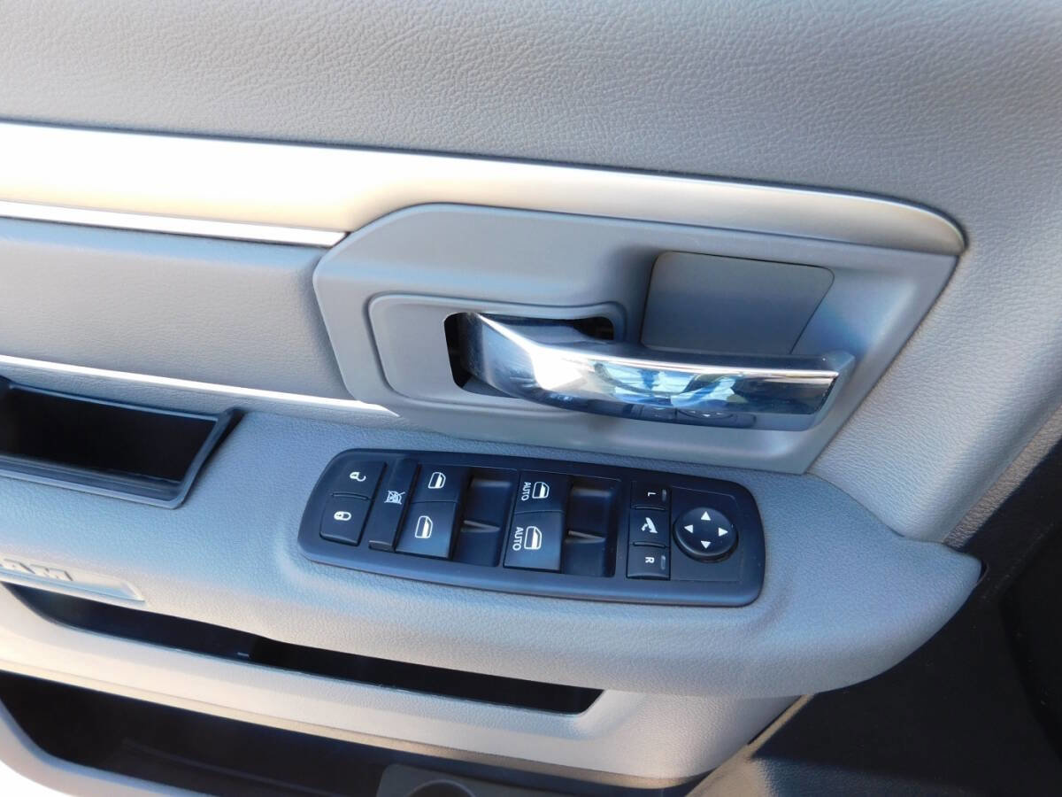 Used 2016 RAM 1500 Classic SLT w/ Luxury Group image 18