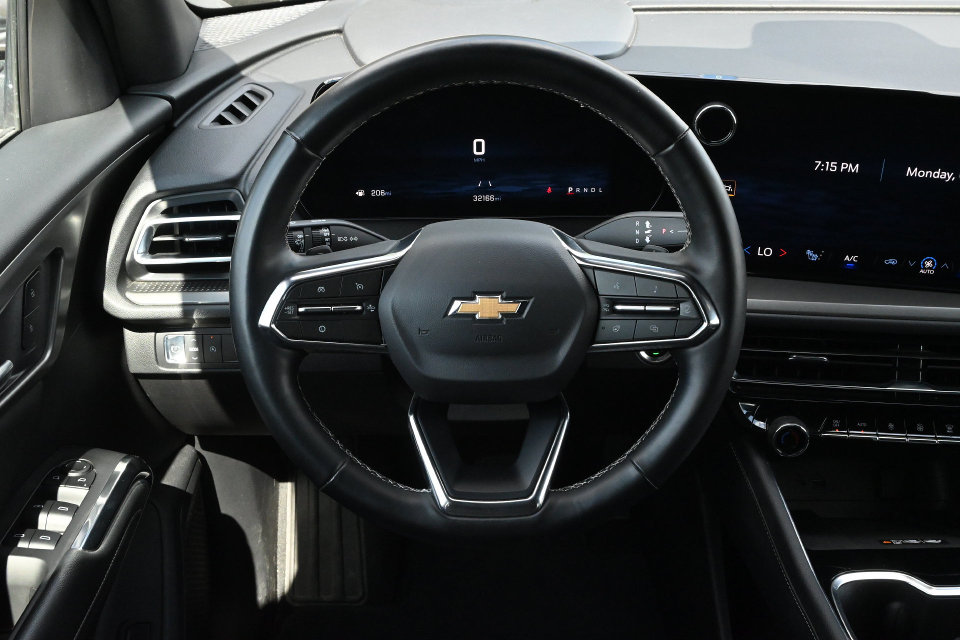 Used 2025 Chevrolet Traverse LT FWD image 11