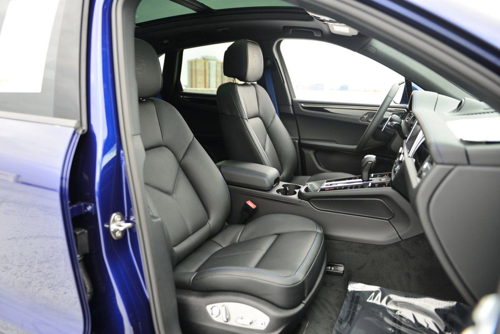 Used 2025 Porsche Macan image 22
