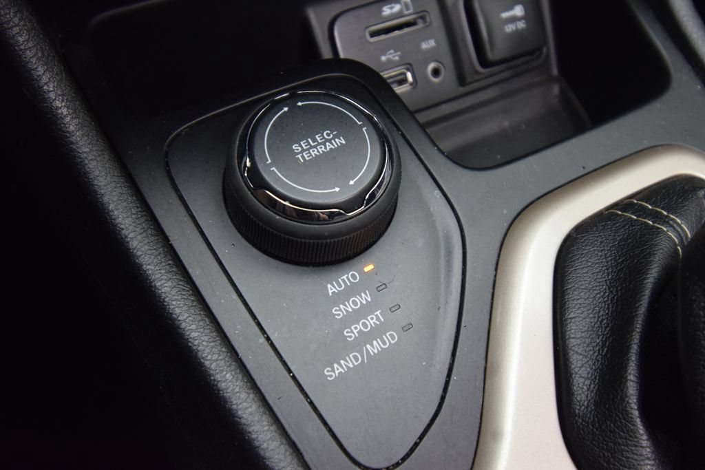 Used 2017 Jeep Cherokee Limited AWD/4WD image 37