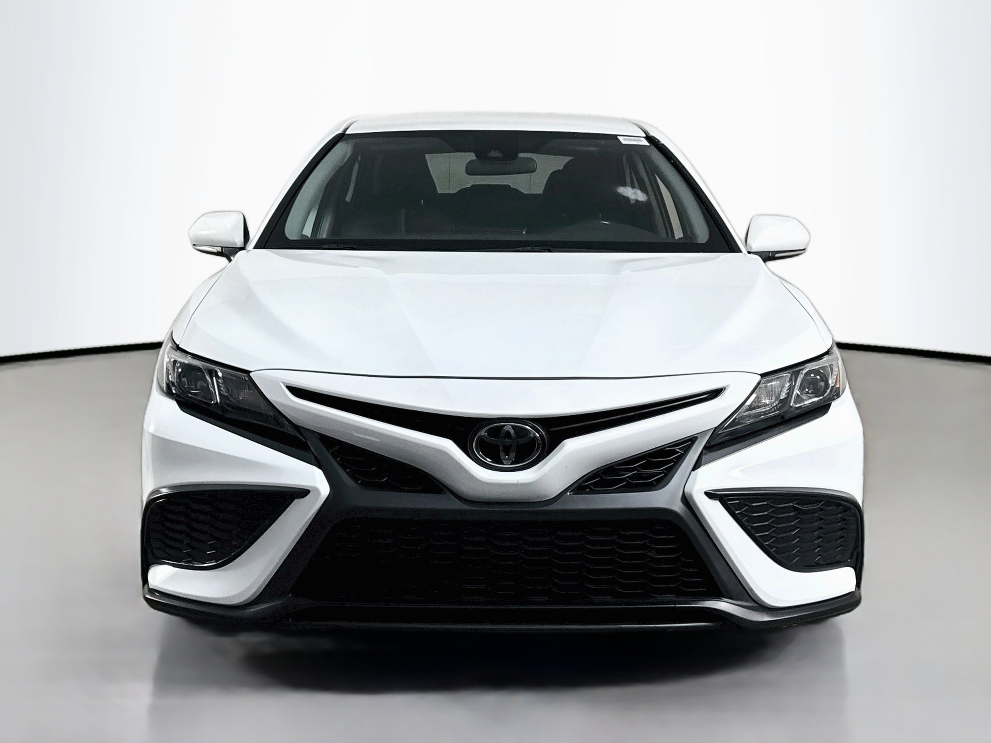 Used 2023 Toyota Camry SE FWD image 2
