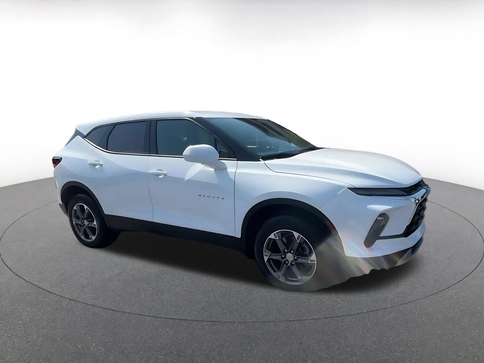Used 2026 Chevrolet Blazer LT FWD image 2