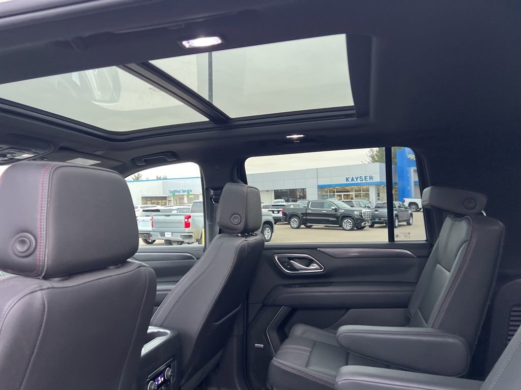 Used 2022 Chevrolet Suburban RST w/ Luxury Package image 32