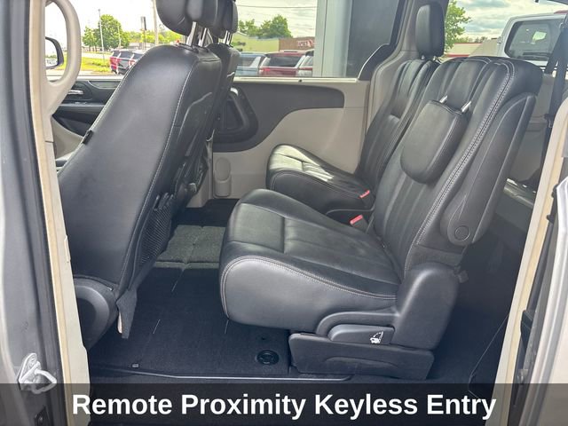 Used 2016 Chrysler Town & Country Touring-L FWD image 16