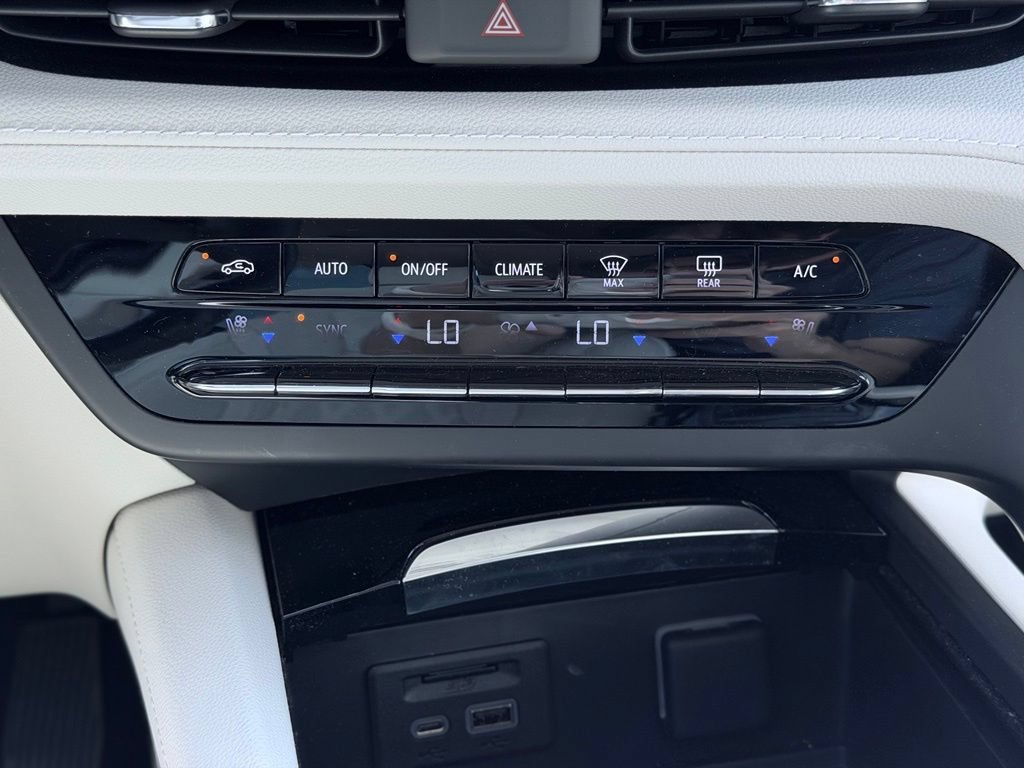 Used 2022 Buick Envision Avenir w/ Technology Package II AWD/4WD image 41