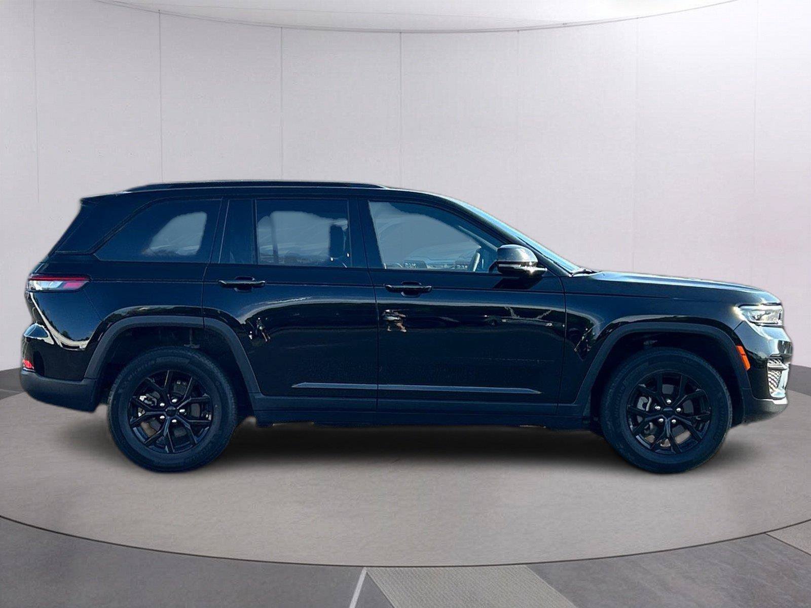 Used 2024 Jeep Grand Cherokee Altitude AWD/4WD image 8