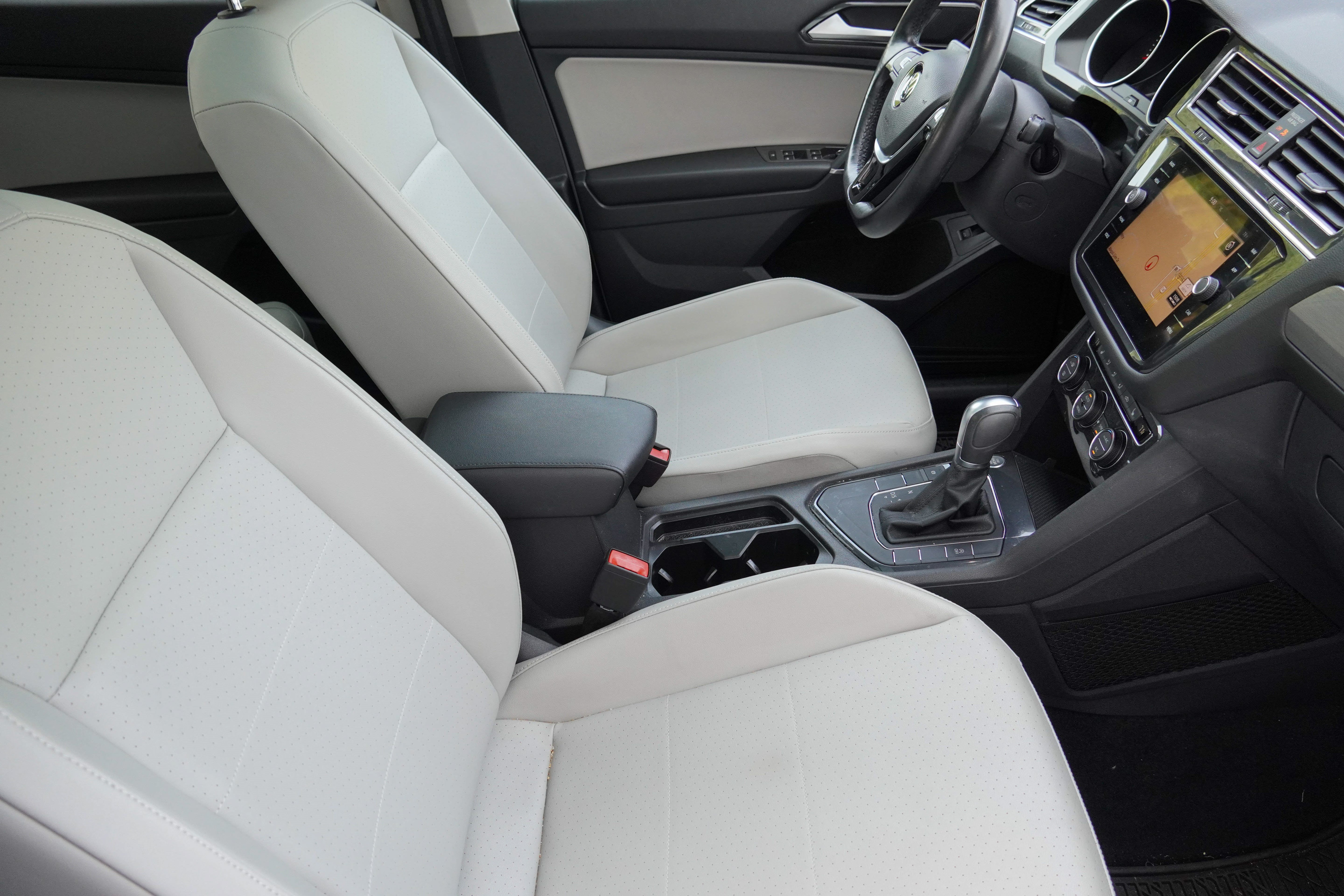 Used 2018 Volkswagen Tiguan SEL FWD image 12
