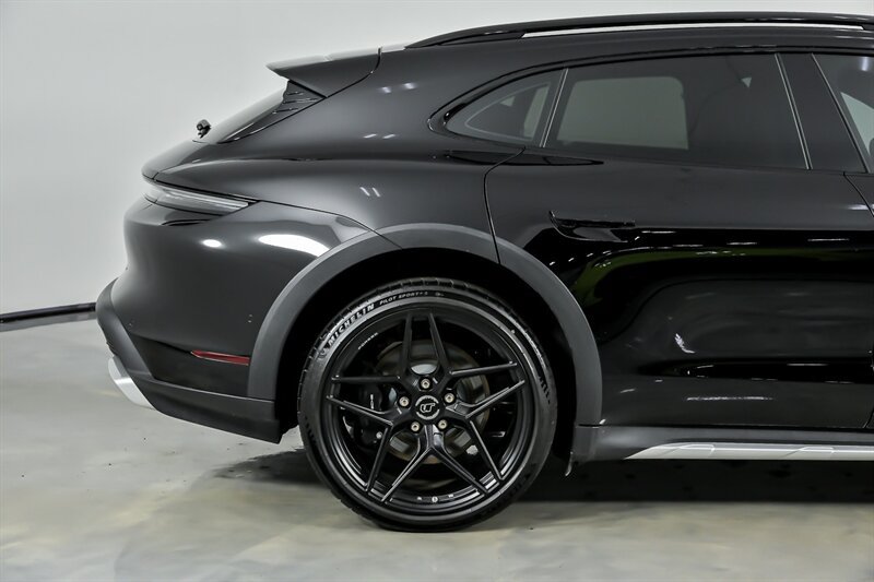 Used 2022 Porsche Taycan 4 Cross Turismo w/ Premium Package AWD/4WD image 12