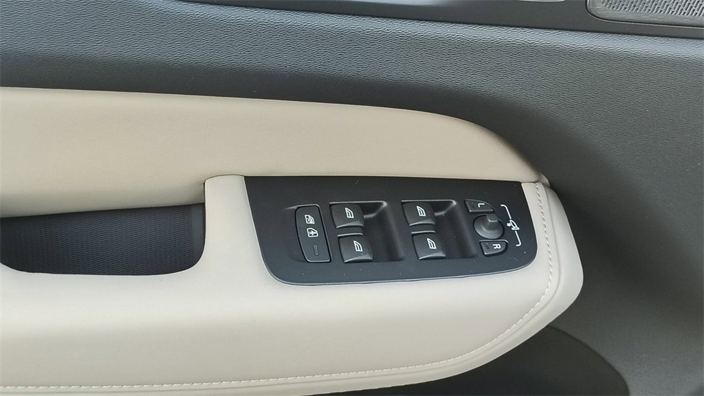 New 2026 Volvo XC60 B5 Plus w/ Climate Package image 10