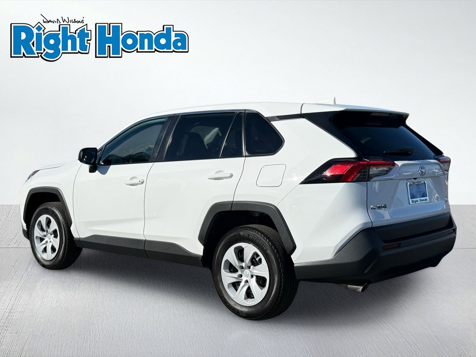 Used 2025 Toyota RAV4 LE AWD/4WD image 4