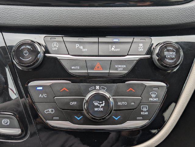Used 2024 Chrysler Pacifica Touring-L FWD image 28