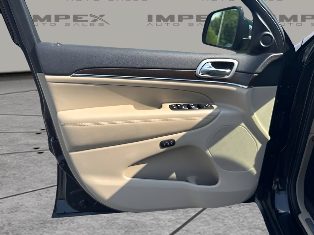 Used 2018 Jeep Grand Cherokee Limited AWD/4WD image 16