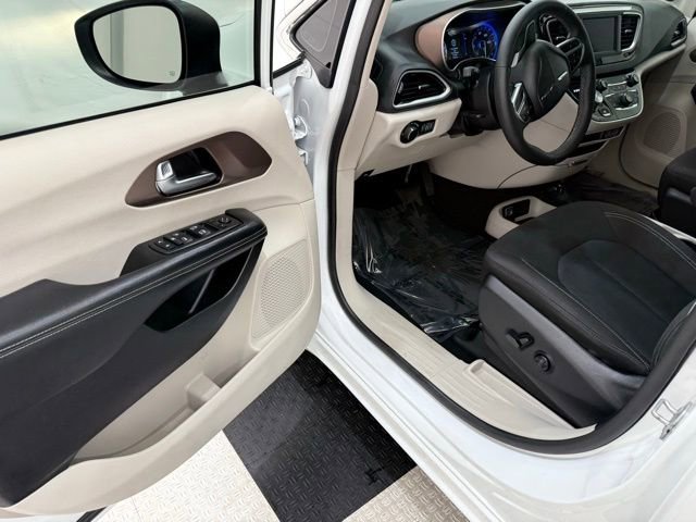 Used 2023 Chrysler Voyager LX image 31