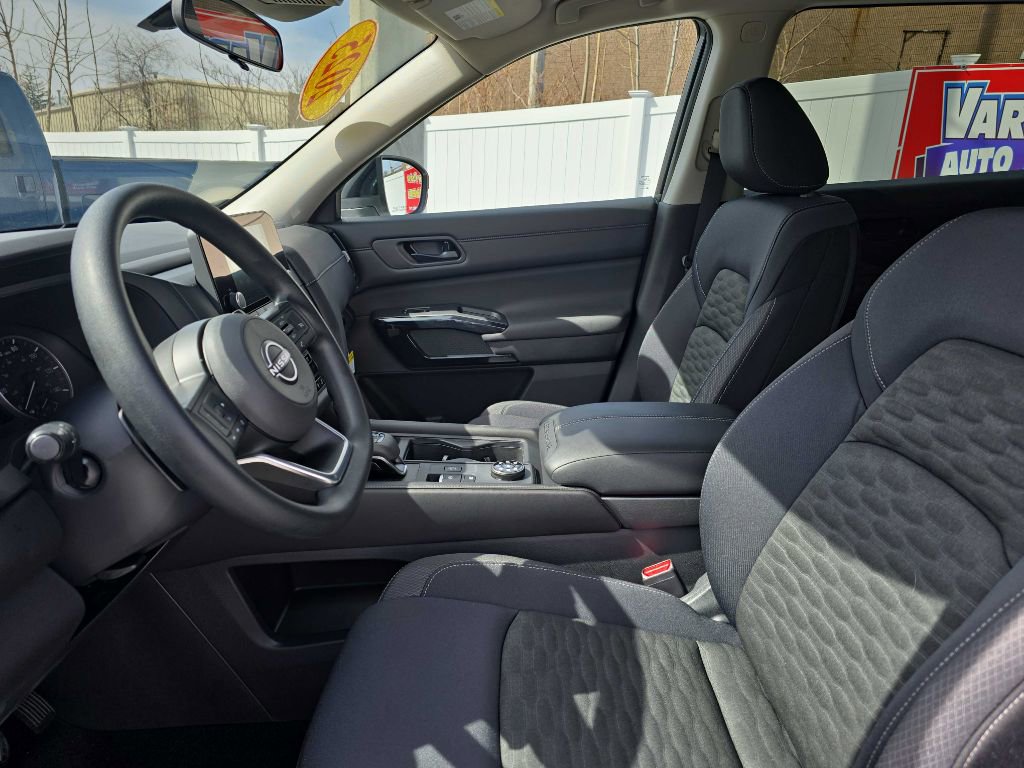 Used 2025 Nissan Pathfinder S image 12