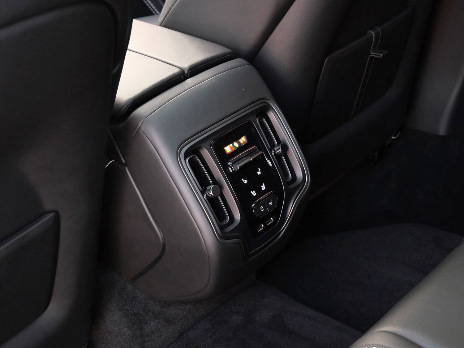Used 2021 Aston Martin DBX AWD/4WD image 16