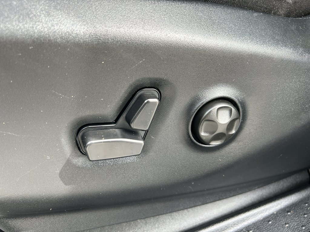 Used 2025 Chrysler Pacifica Select FWD image 17
