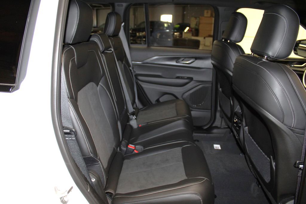 New 2025 Jeep Grand Cherokee Laredo image 31