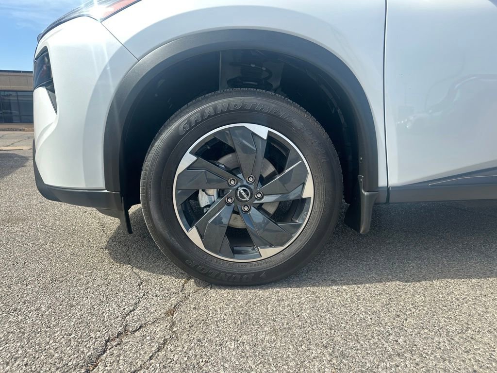 Used 2024 Nissan Rogue SV w/ SV Premium Package image 23