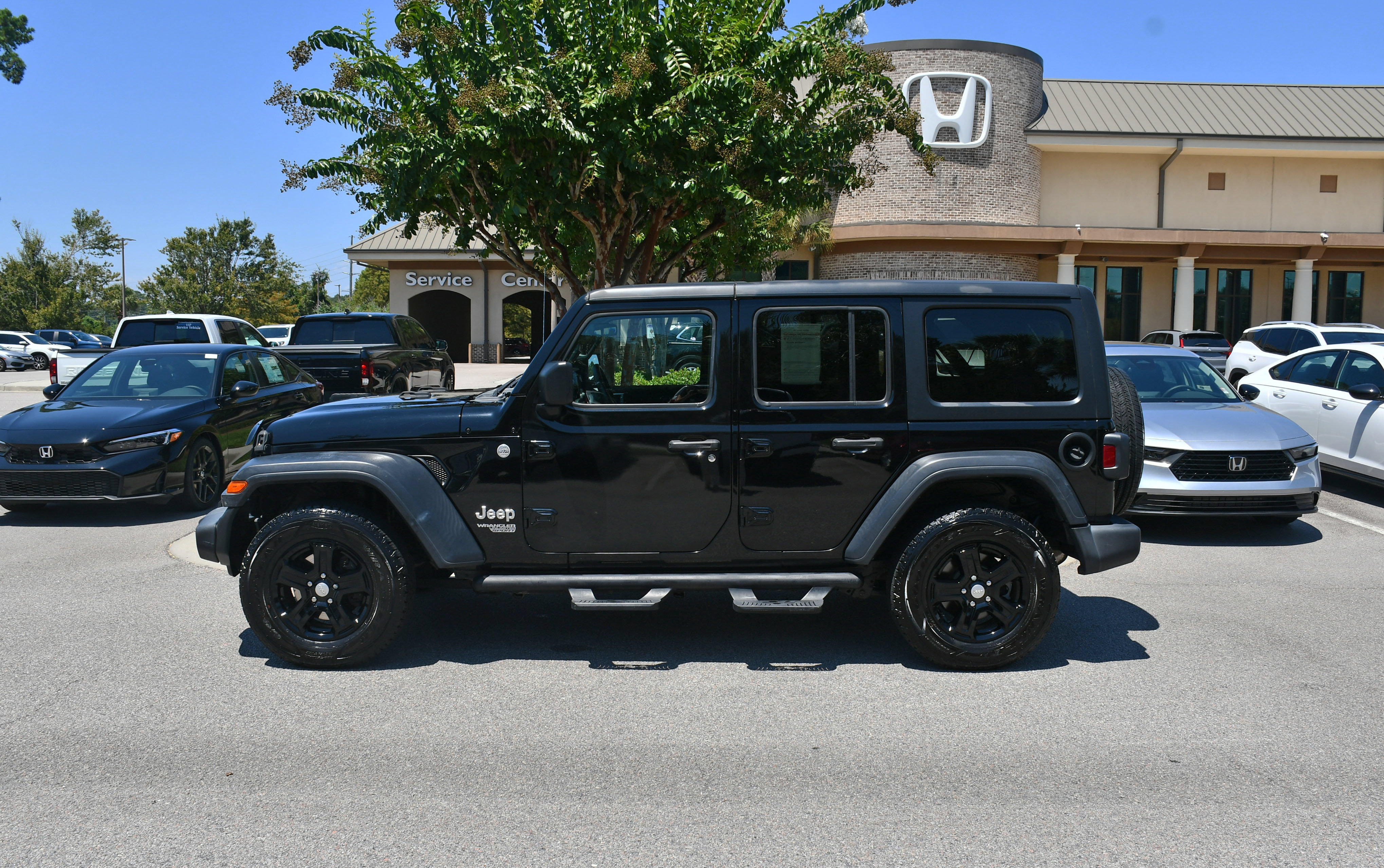 Used 2019 Jeep Wrangler Unlimited Sport S AWD/4WD image 2
