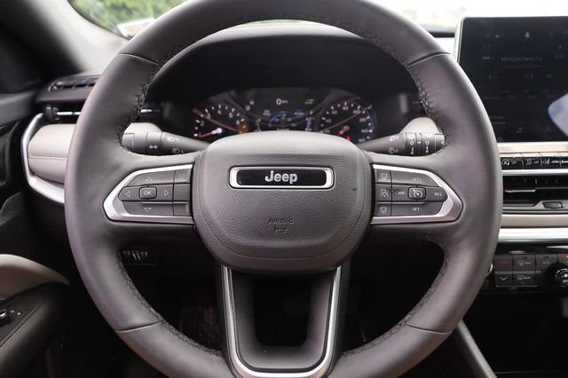 Used 2025 Jeep Compass Limited AWD/4WD image 10