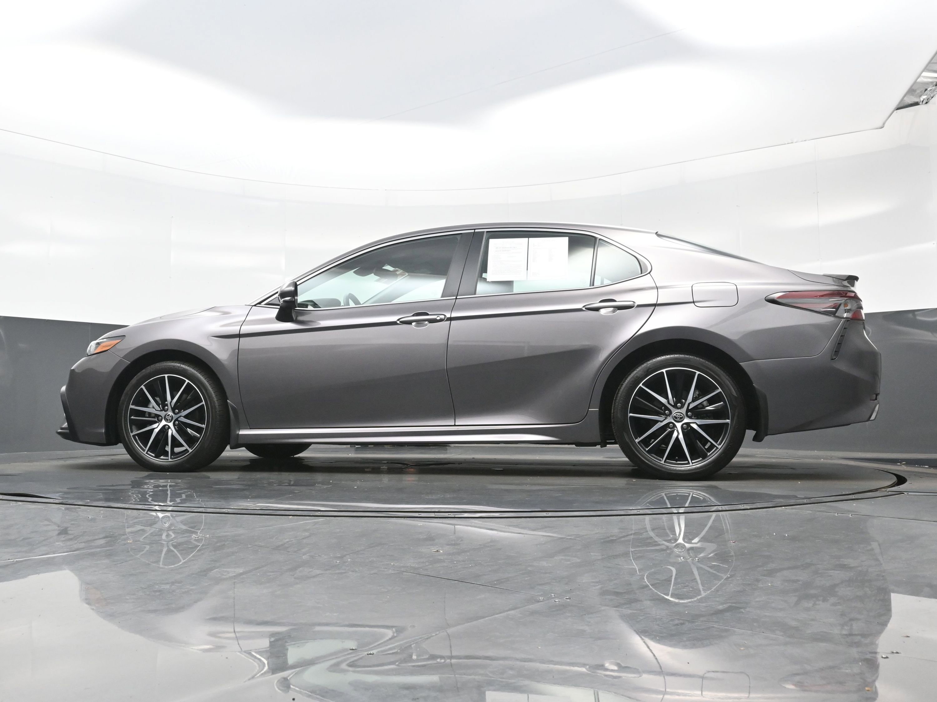 Used 2024 Toyota Camry SE image 28