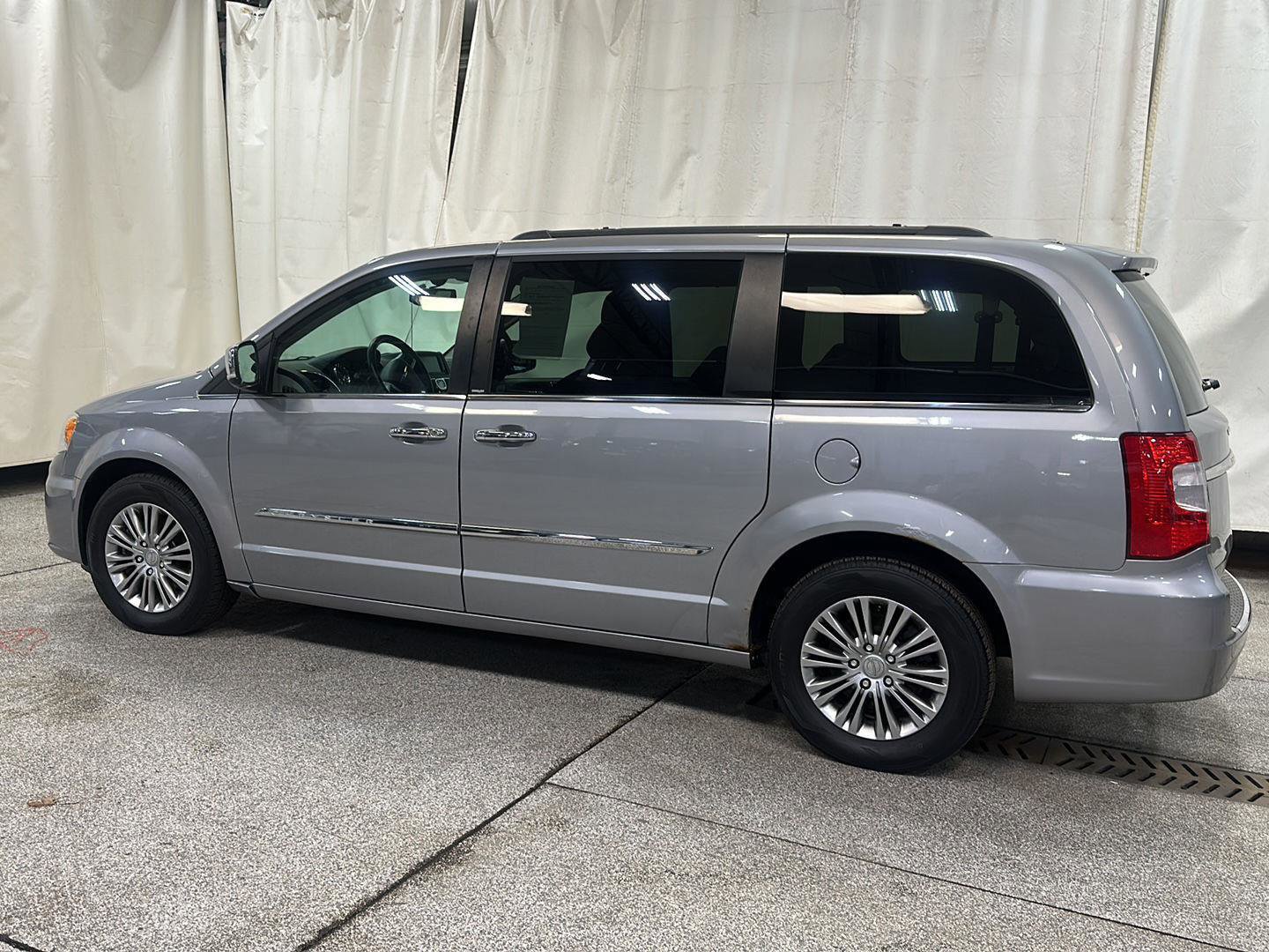 Used 2014 Chrysler Town & Country Touring-L w/ Driver Convenience Group image 3