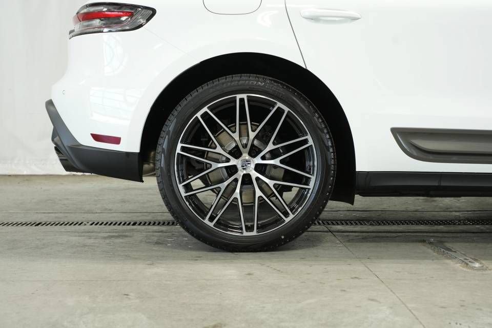 Certified 2025 Porsche Macan Turbo AWD/4WD image 40